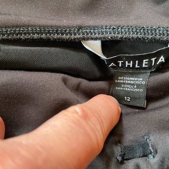 Athlete Headlands Hybrid high waisted leggings with size zipper pockets. - Picture 3 of 4